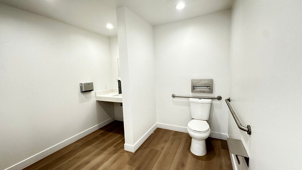 More Photos Of 16660 Paramount Blvd, Paramount Medical For Lease