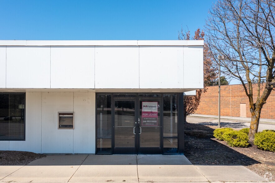More Photos Of 27768 Novi Rd, Novi Bank For Lease