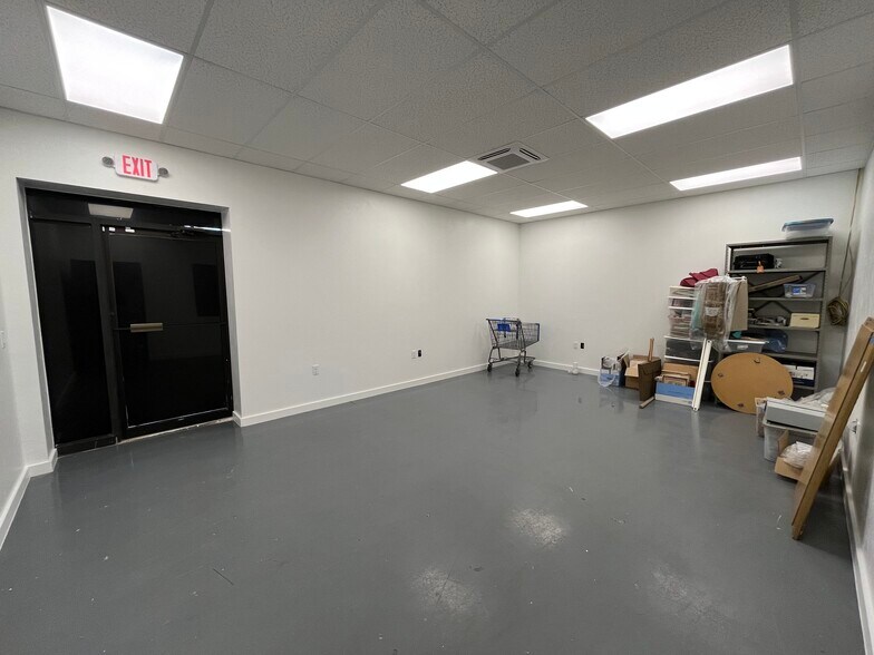More Photos Of 1044 NW 69th St, Oklahoma City Manufacturing For Lease