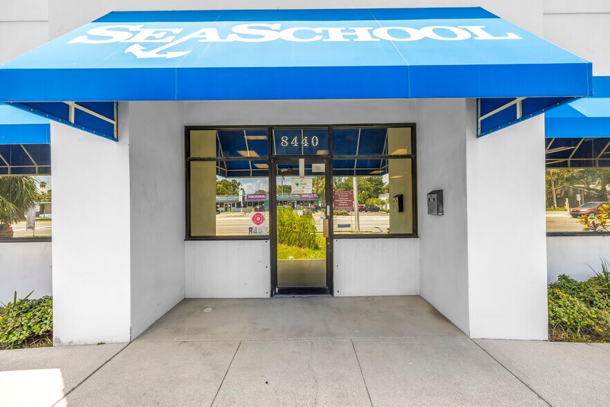 More Photos Of 8440 4th St N, Saint Petersburg Freestanding For Lease