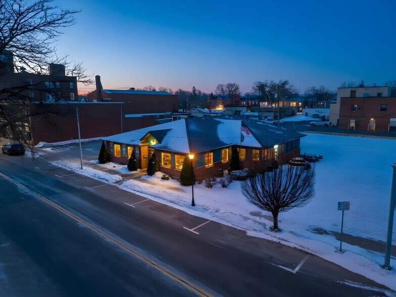 More Photos Of 212 Main St, Oneida General Retail For Sale