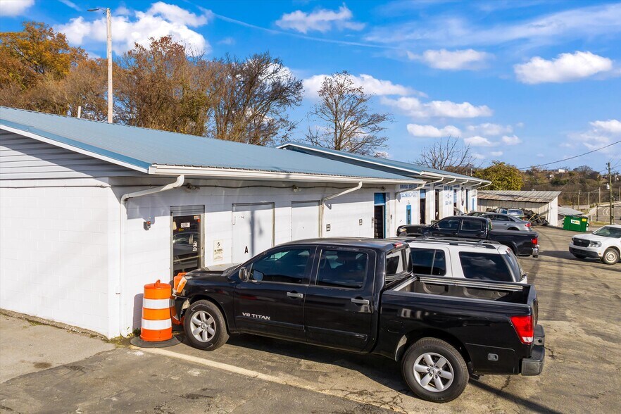 More Photos Of 2845 Western Ave, Knoxville Auto Repair For Sale