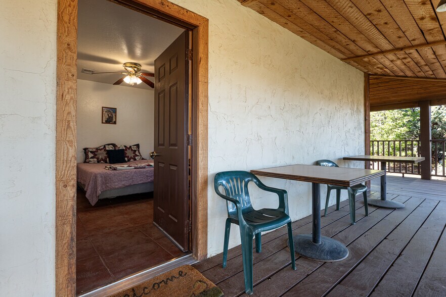 More Photos Of 2040 Long Rd Cyn, Kanab Freestanding For Sale
