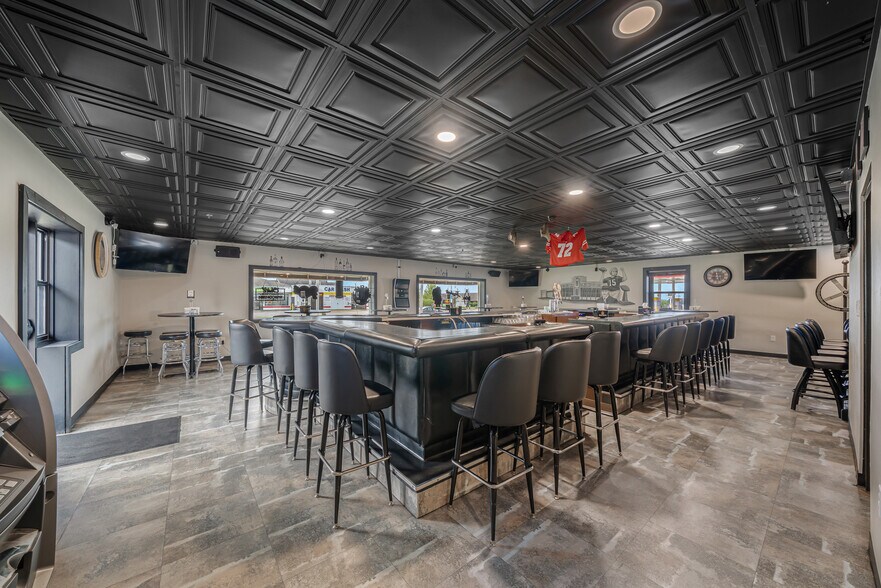 More Photos Of 689 Broadway, Berlin Restaurant For Sale