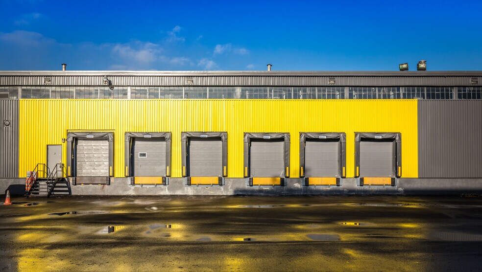 More Photos Of 3195 Ch Bedford, Montréal Manufacturing For Lease