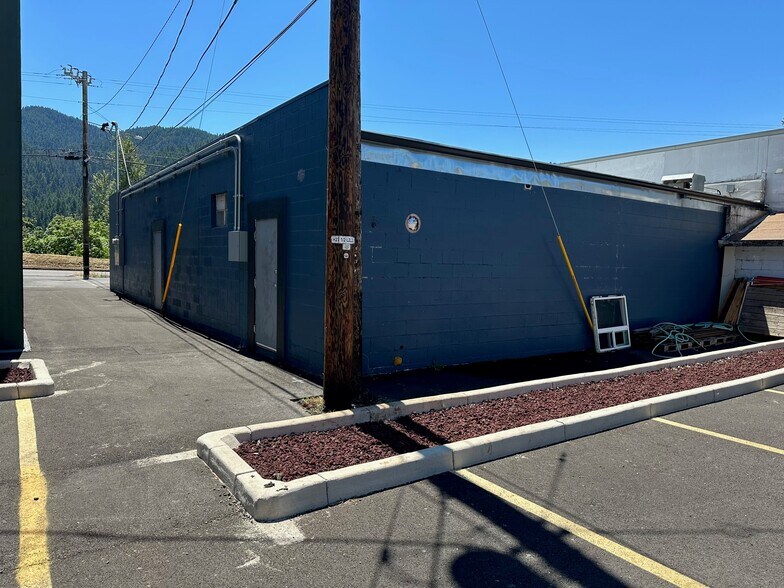 More Photos Of 48017 Highway 58, Oakridge Storefront For Sale