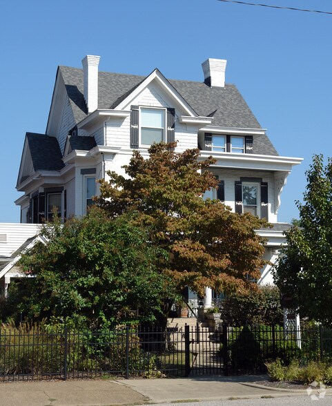 More Photos Of 1208 6th Ave, Huntington Restaurant For Sale