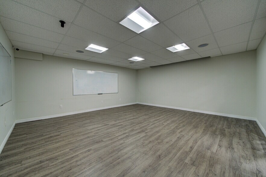 More Photos Of 1367 Mosley St, Wasaga Beach Office For Sale