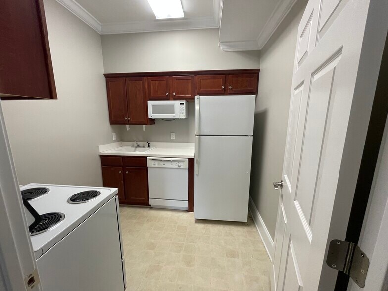 More Photos Of 2719 Graves Dr, Goldsboro Office For Lease
