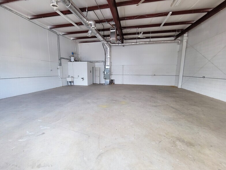 More Photos Of 39 McWhirt Loop, Fredericksburg Warehouse For Sale