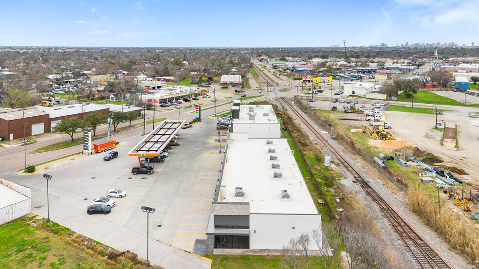 More Photos Of 7241 Lawndale St, Houston Storefront For Lease
