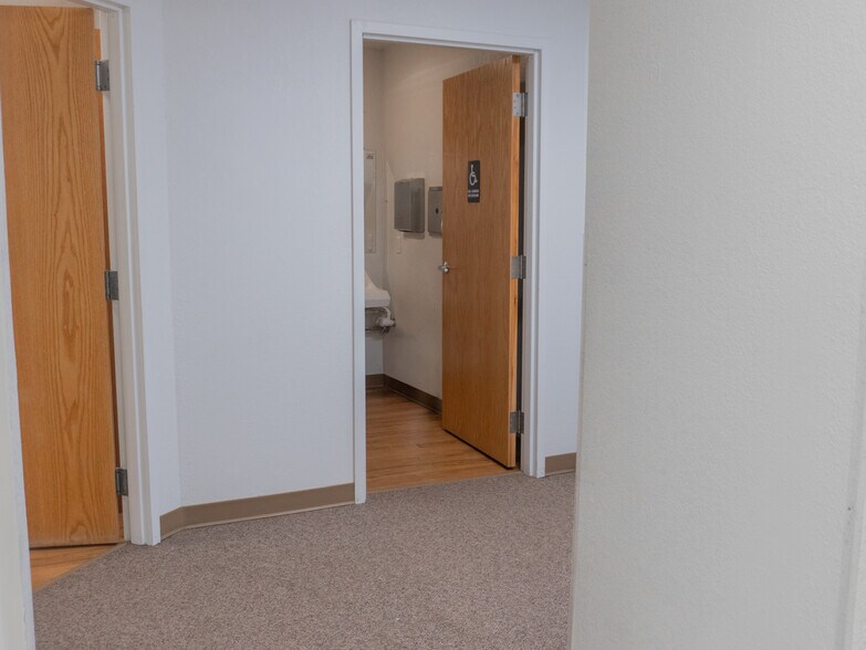 More Photos Of 1604 2nd Ave, Council Bluffs Office For Sale