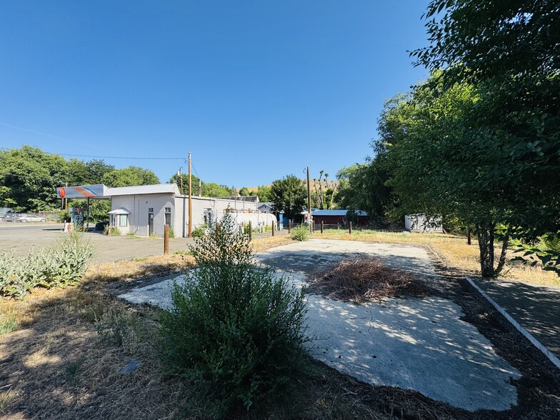 More Photos Of 150 Mountain Blvd, Mount Vernon Service Station For Sale