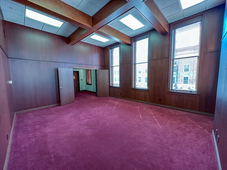 More Photos Of 200 S 6th St, Springfield Office For Lease