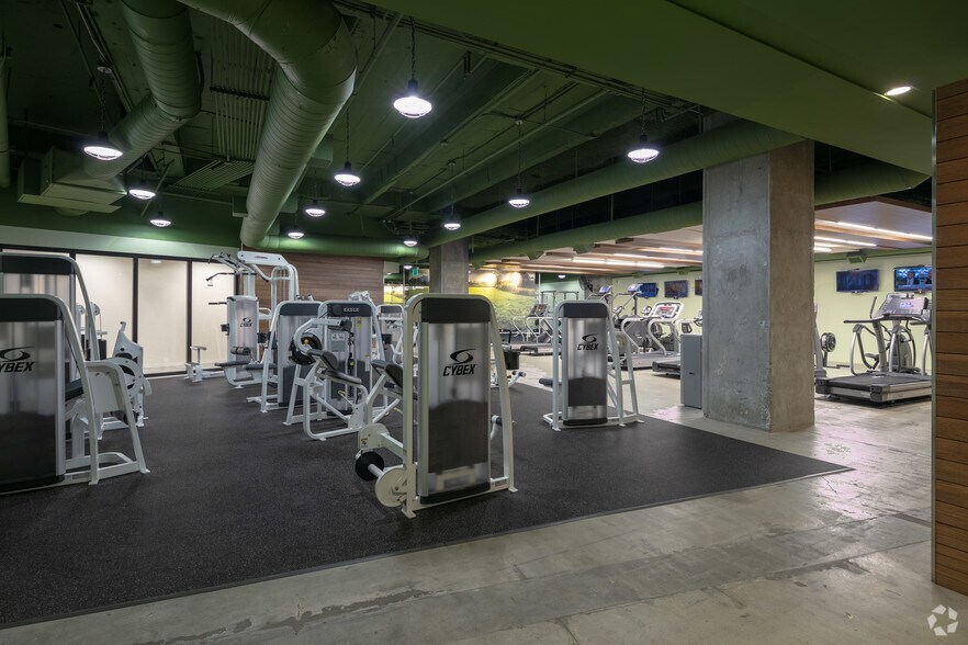 More Photos Of 2 Ravinia Dr, Atlanta Office For Lease