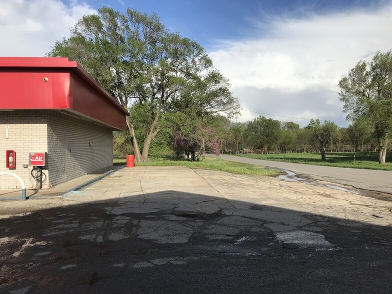 More Photos Of 524 S Main St, Newkirk Service Station For Sale
