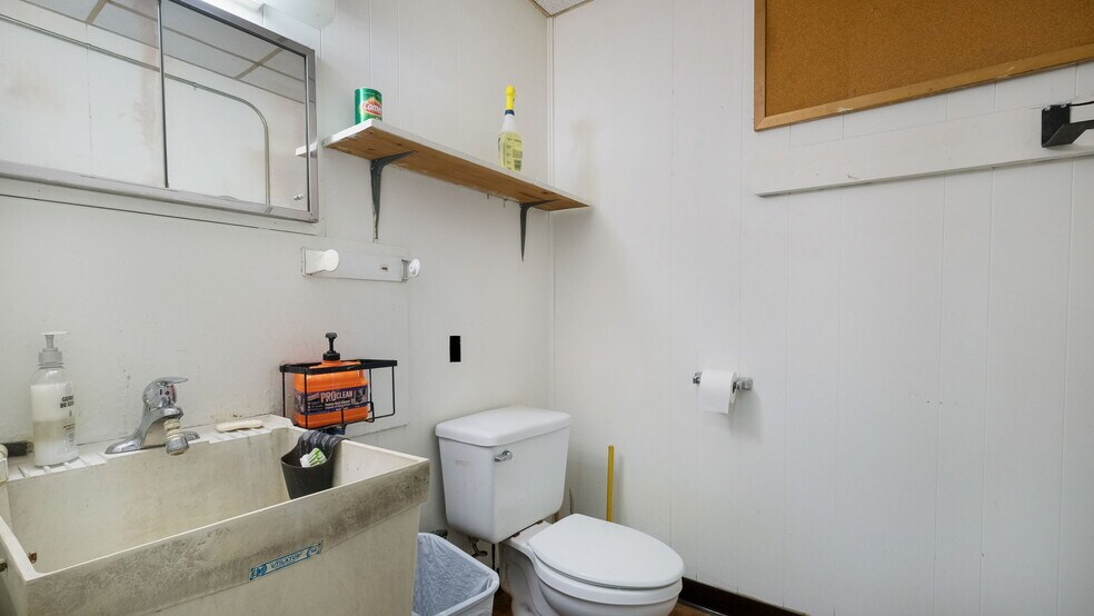 More Photos Of 4726 Blakiston St, Philadelphia Distribution For Sale