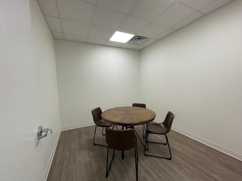 More Photos Of 901 E Main St, Yukon General Retail For Lease