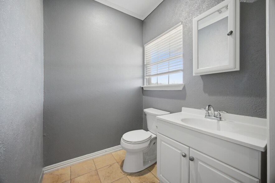 More Photos Of 306 N Center St, Forney Office For Lease