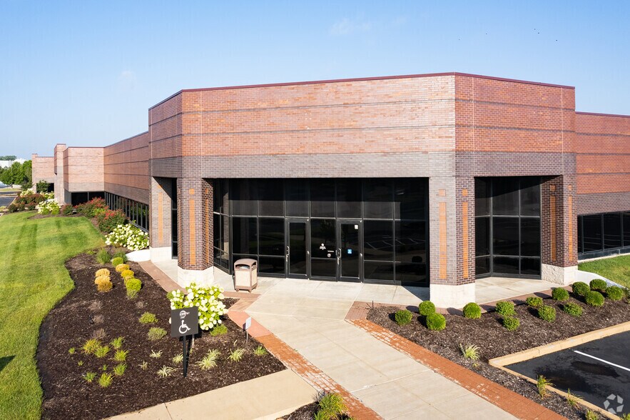 More Photos Of 3152-3198 Riverport Tech Center Dr, Maryland Heights Research And Development For Lease