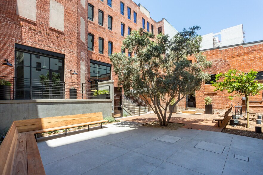 More Photos Of 700 S Main St, Los Angeles Office For Lease