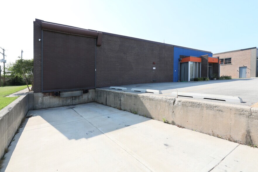 More Photos Of 820 Nicholas Blvd, Elk Grove Village Manufacturing For Lease