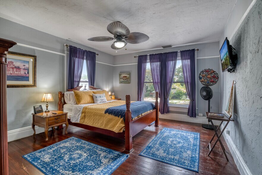 More Photos Of 304 15th St W, Bradenton Specialty For Sale