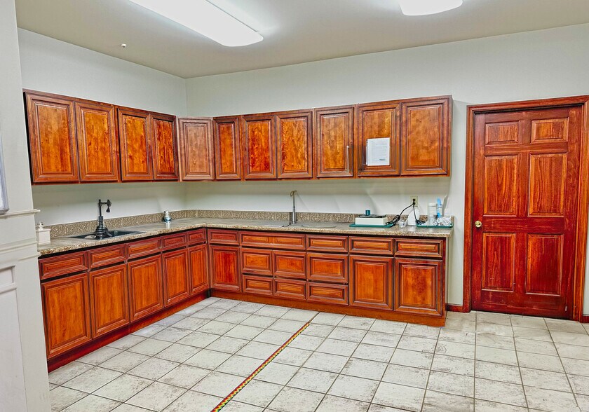 More Photos Of 41 Old Pond Rd, London Medical For Sale