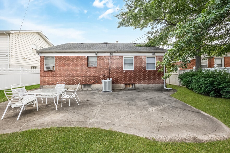 More Photos Of 2611 Corporal Kennedy St, Bayside Office For Sale