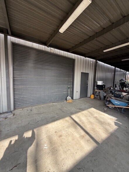 More Photos Of 504 N Breckenridge St, Ennis Warehouse For Sale