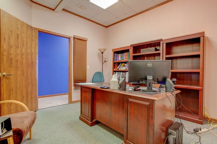 More Photos Of 2311 Wakarusa Dr, Lawrence Freestanding For Lease