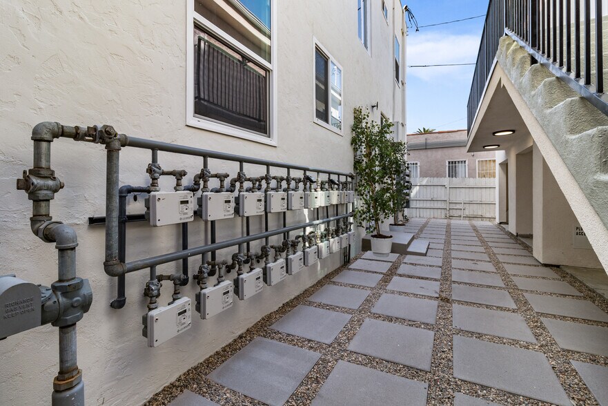 More Photos Of 1827 E 4th St, Long Beach Apartments For Sale