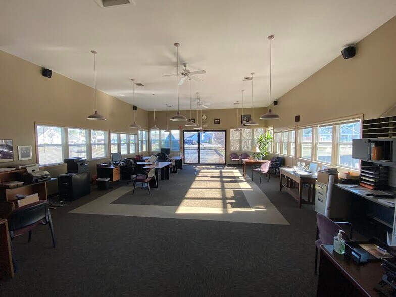 More Photos Of 34 Lafayette Rd, North Hampton Freestanding For Lease