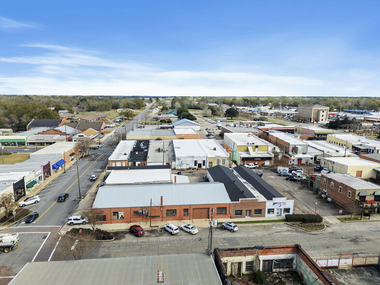 More Photos Of 111 W Ridgeley St, Atmore Storefront For Sale