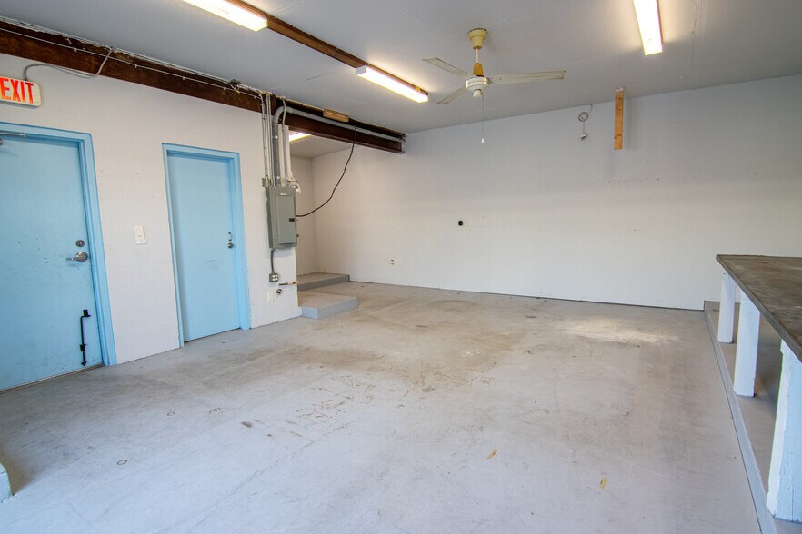 More Photos Of 7030 Burlington Ave N, Saint Petersburg Industrial For Lease