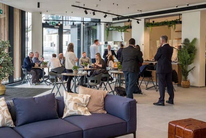 More Photos Of 69 Park Ln, Croydon Office For Lease