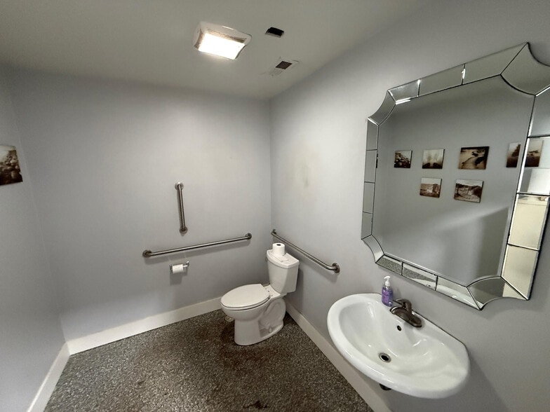 More Photos Of 4635 Northfield Rd, Cleveland Freestanding For Lease