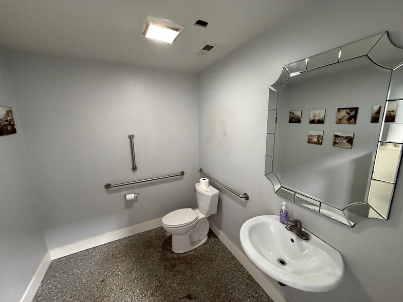 More Photos Of 4635 Northfield Rd, Cleveland Freestanding For Lease