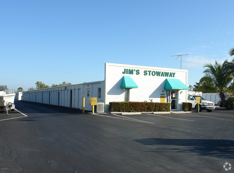 More Photos Of 3527 Radio Rd, Naples Self Storage For Lease