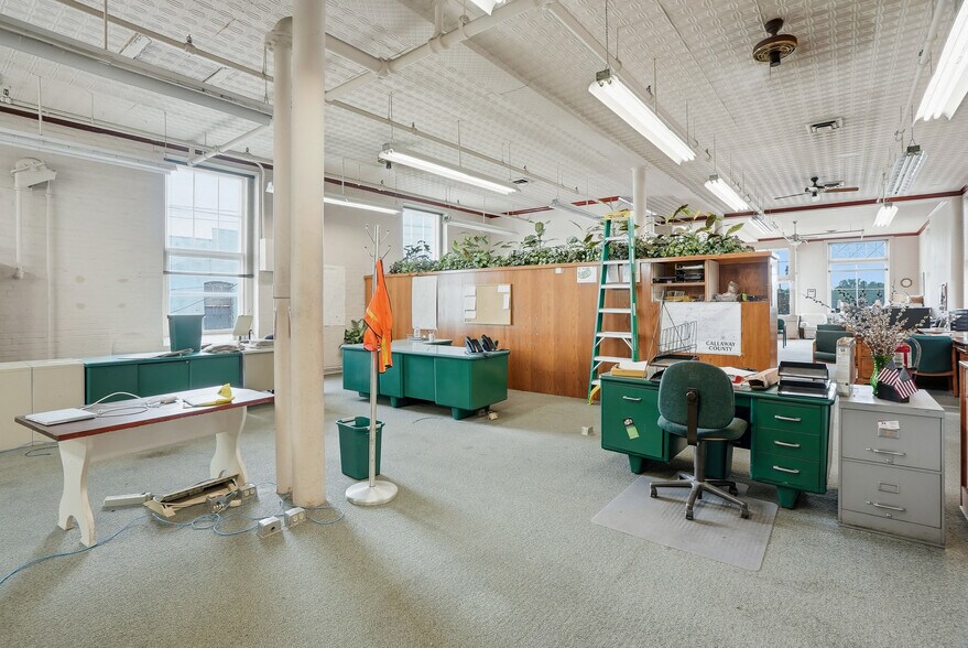 More Photos Of 115 E 5th St, Fulton Office For Sale