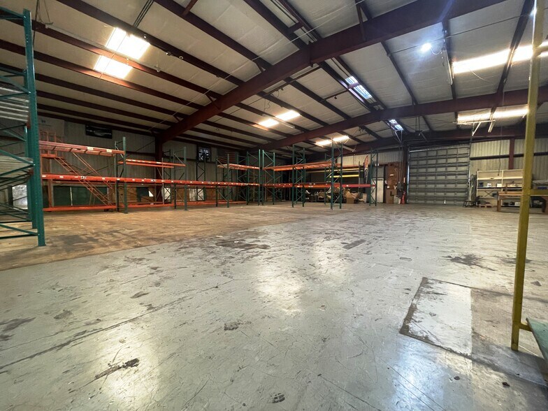 More Photos Of 1585 Seaboard St, Fort Myers Warehouse For Lease