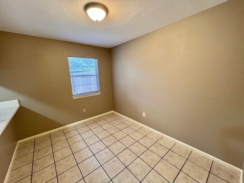 More Photos Of 1039 N Chenango St, Angleton Apartments For Sale