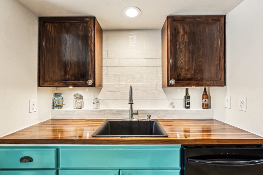 More Photos Of 512 N Travis St, Granbury Hospitality For Sale