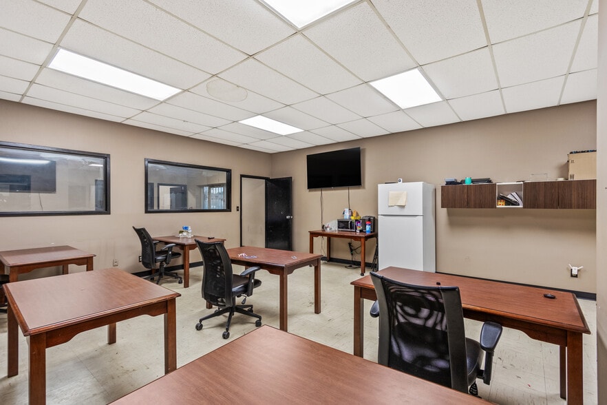 More Photos Of 1862 LATHAM St, Memphis Warehouse For Sale