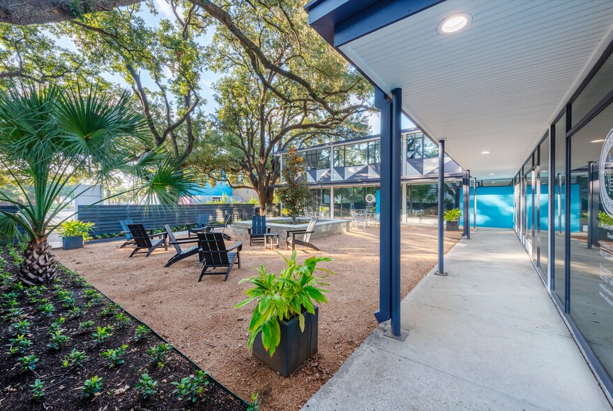 More Photos Of 4900-4912 Travis St, Houston Loft Creative Space For Lease