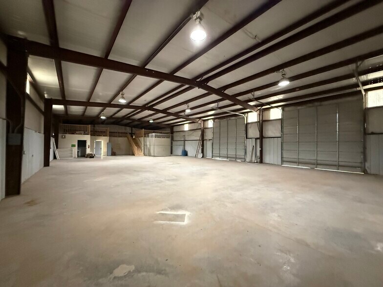 More Photos Of 2215 W Bender Blvd, Hobbs Warehouse For Lease