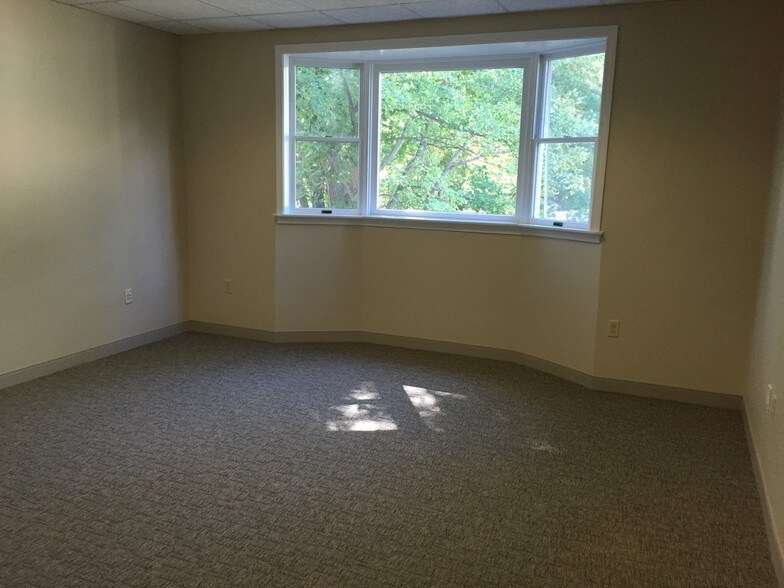 More Photos Of 11 Red Roof Ln, Salem Office For Lease