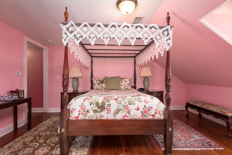 More Photos Of 117 Broad St, Charleston Hotel For Sale