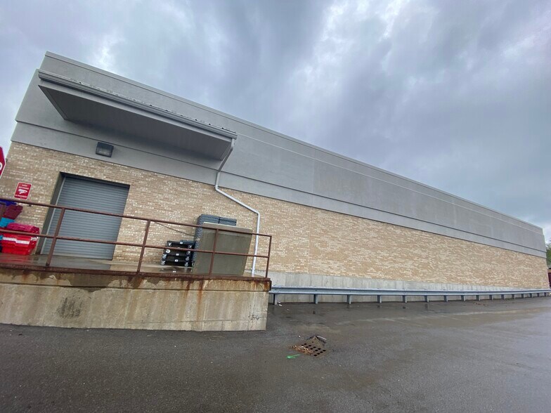 More Photos Of 110 E Broadway, Fulton Drugstore For Lease