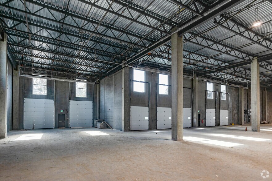 More Photos Of 3855 Wayburne Dr, Burnaby Light Manufacturing For Lease